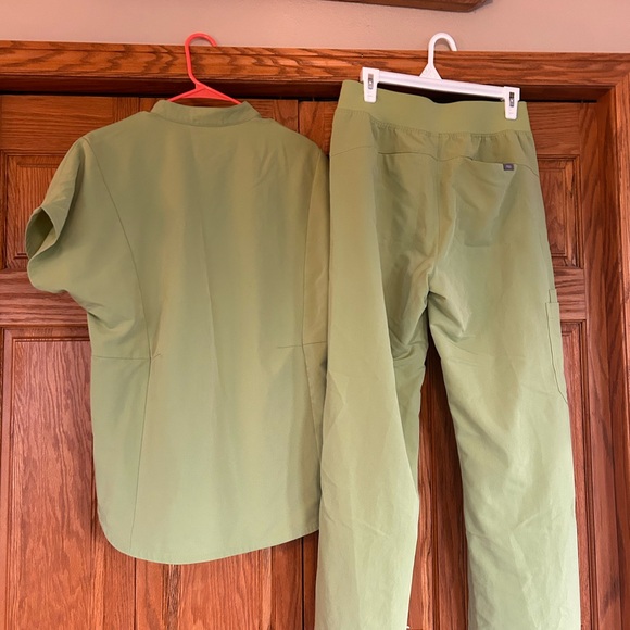 Figs Women’s Matcha Scrub Set - Picture 8 of 12